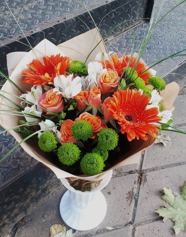 Букет цветов из: Герберы, Хризантемы, Альстромерии и Розы в Мамонтово Алтайский край