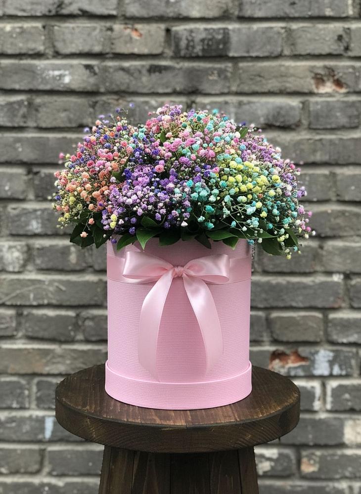 Цветочная композиция из Гипсофила и Розы в шляпной коробке в Мамонтово Алтайский край