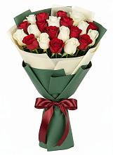 Букет Микс из красных и белых роз в Мамонтово Алтайский край