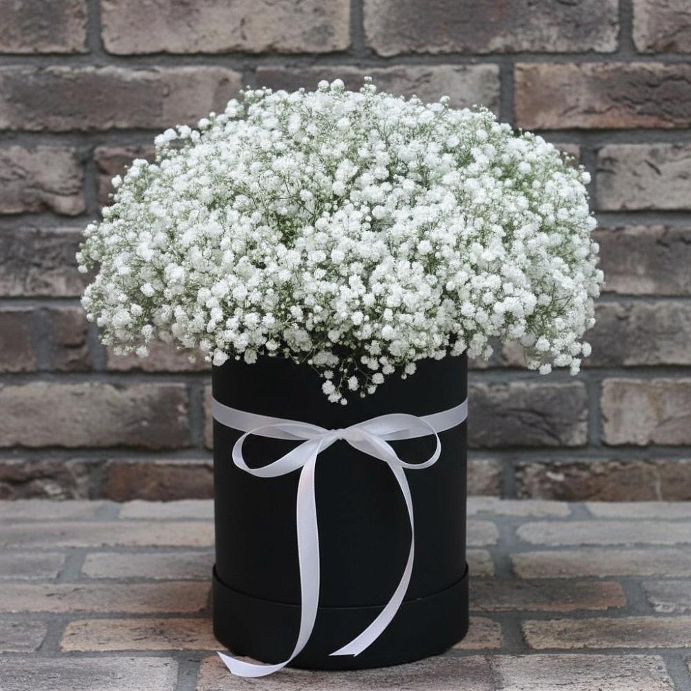 Цветочная композиция из Гипсофила в шляпной коробке в Мамонтово Алтайский край