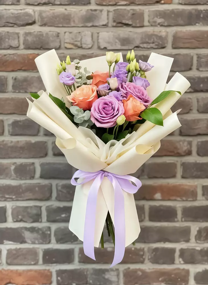 Букет цветов из: Лизиантусы и Розы в Мамонтово Алтайский край