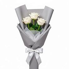 Букет 3 белые розы в Мамонтово Алтайский край