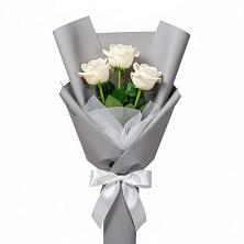 Букет 3 белые розы в Мамонтово Алтайский край