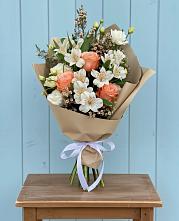 Букет цветов из:  Альстромерии, Лизиантусы, Розы и Хризантемы в Мамонтово Алтайский край