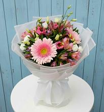 Букет цветов из:  Герберы, Альстромерии и Лизиантусы в Мамонтово Алтайский край