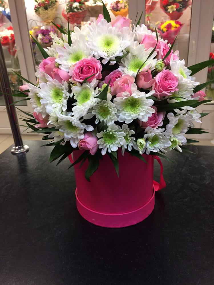 Цветочная композиция из Розы и Хризантемы в шляпной коробке в Мамонтово Алтайский край