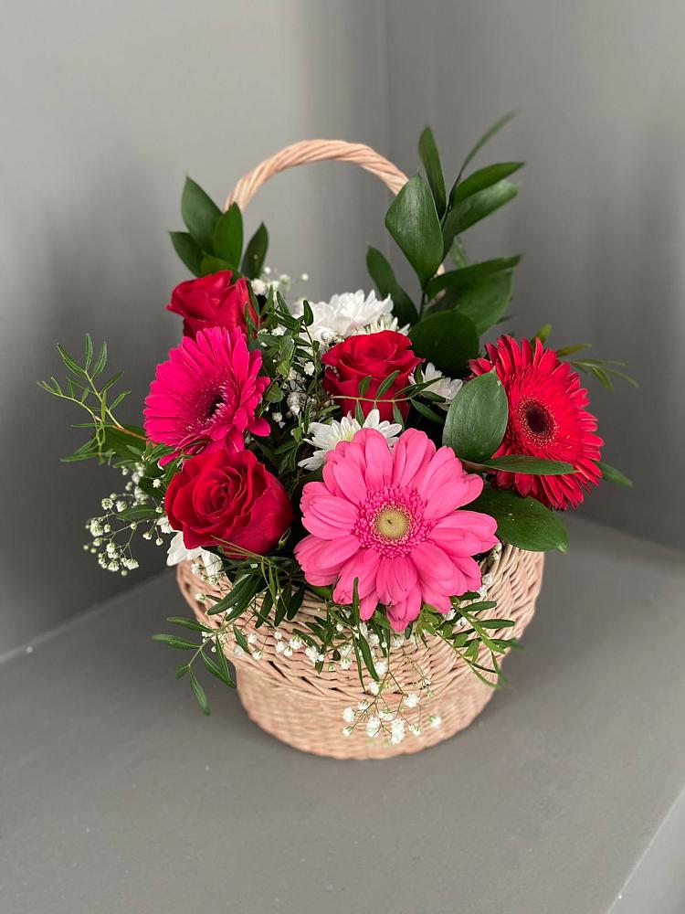 Цветочная композиция из Розы, Хризантемы и Герберы в корзине в Мамонтово Алтайский край