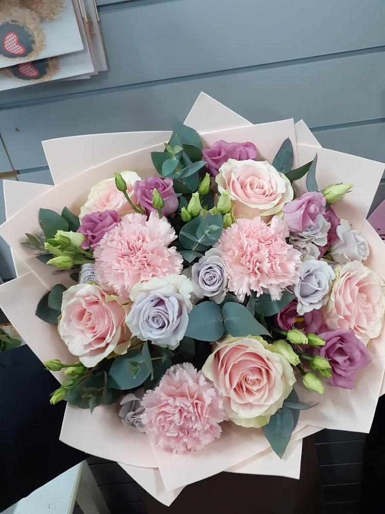 Букет цветов из: Розы, Гвоздики и Лизиантусы в Мамонтово Алтайский край