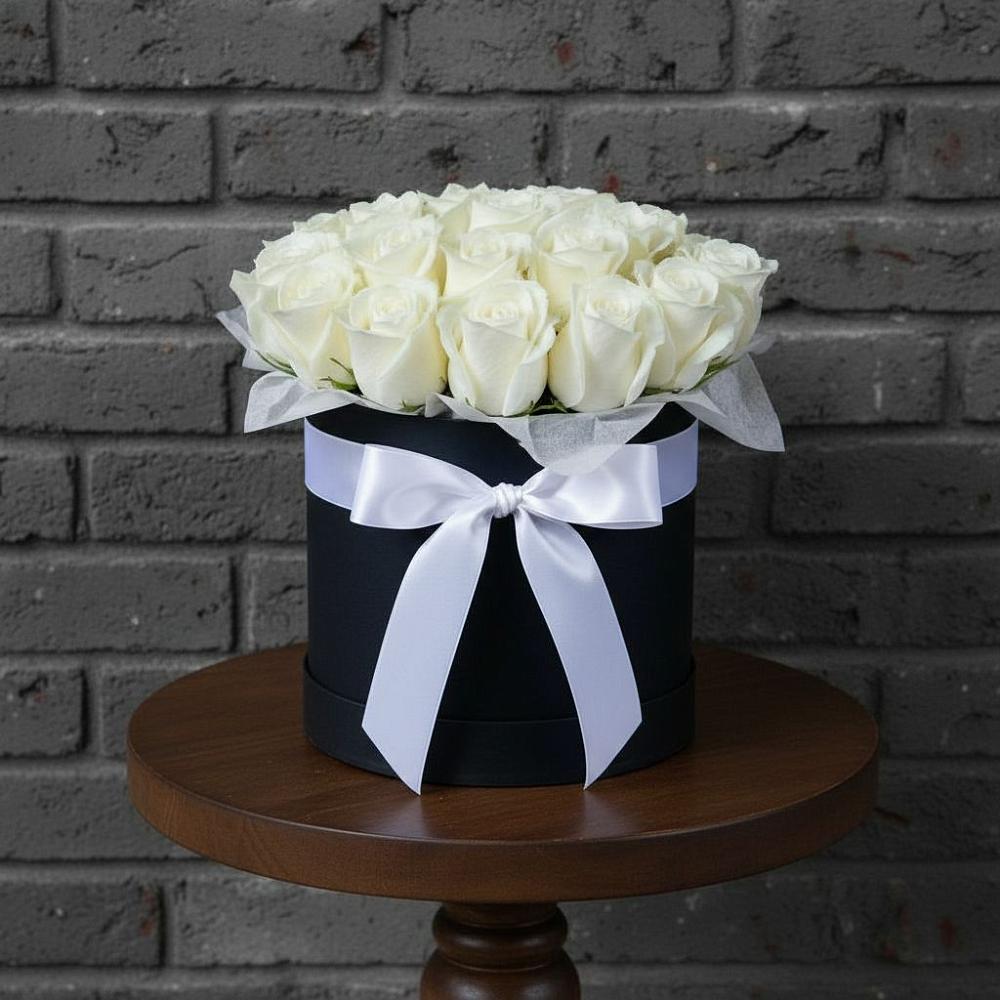 Цветочная композиция из Розы в шляпной коробке в Мамонтово Алтайский край