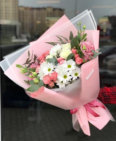 Букет цветов из: Розы, Лизиантусы и Хризантемы в Мамонтово Алтайский край