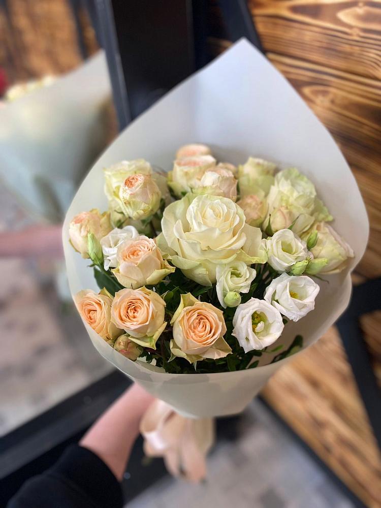 Букет цветов из: Розы и Лизиантусы в Мамонтово Алтайский край